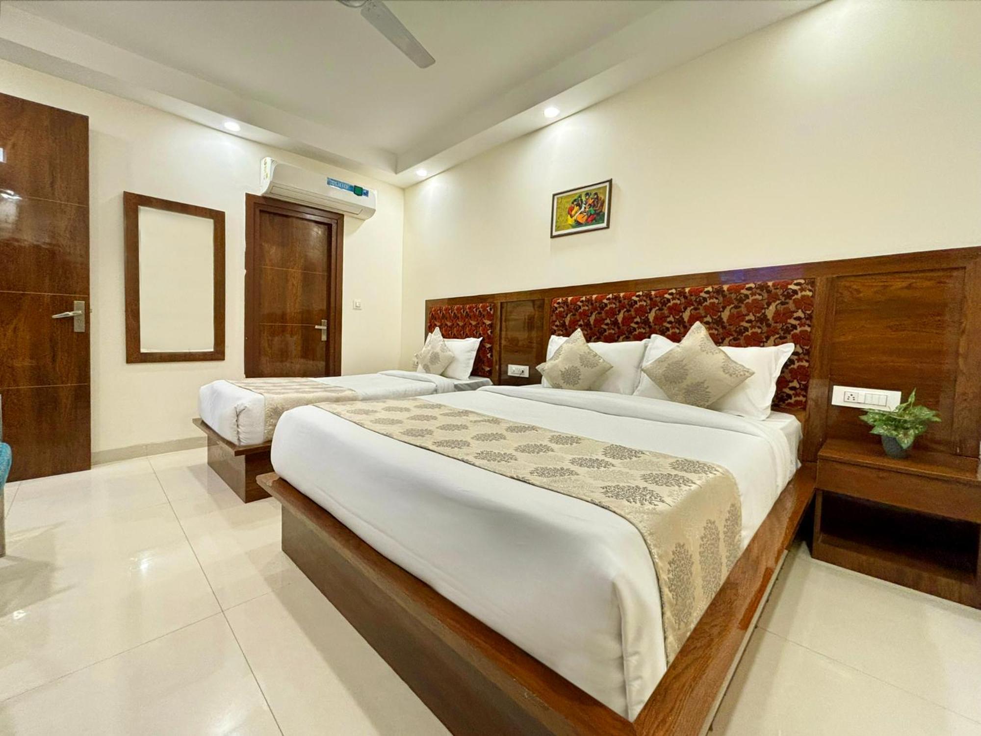 Hotel Emblem Suites- Near Delhi Airport New Delhi Ngoại thất bức ảnh