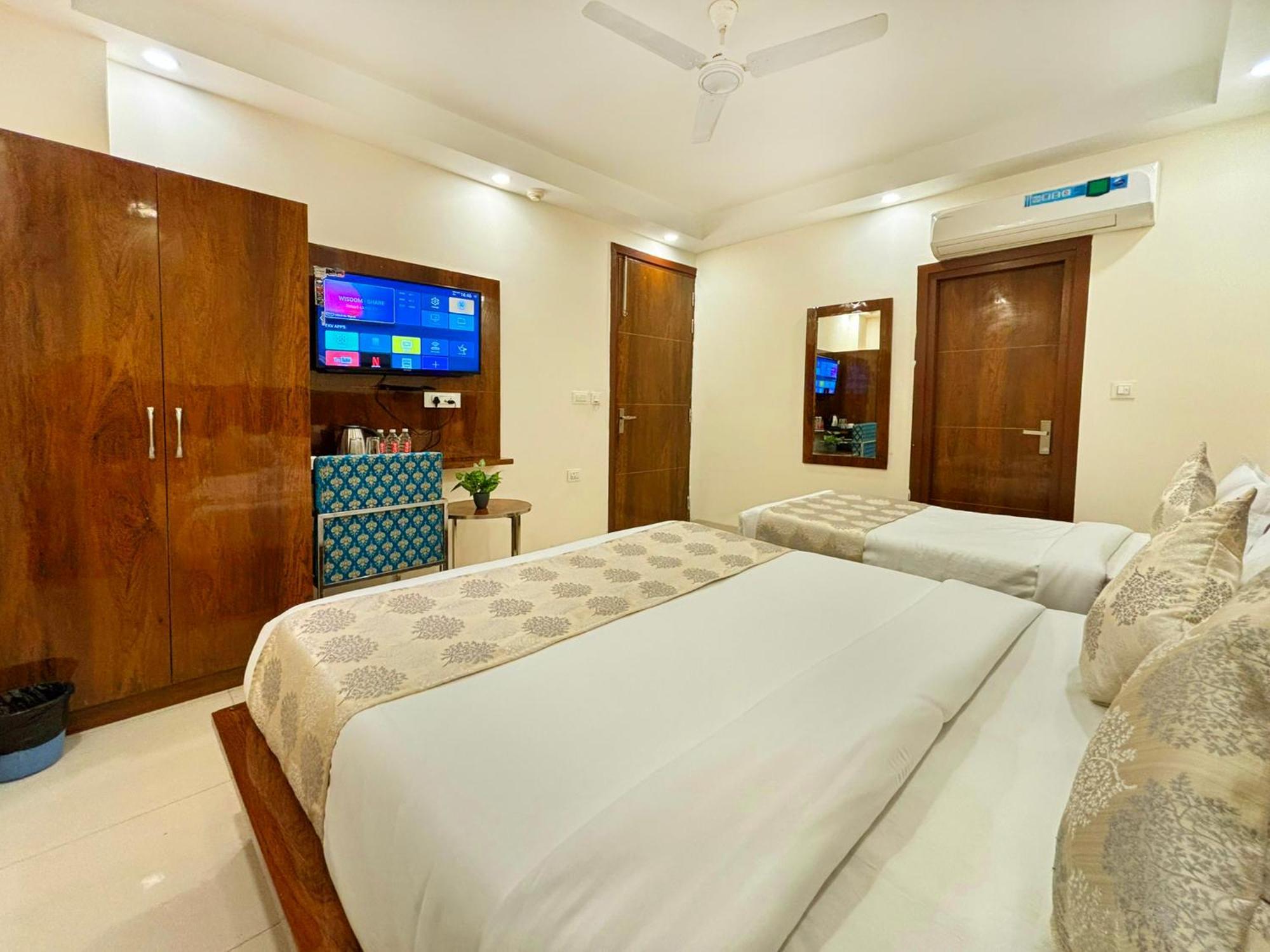 Hotel Emblem Suites- Near Delhi Airport New Delhi Ngoại thất bức ảnh