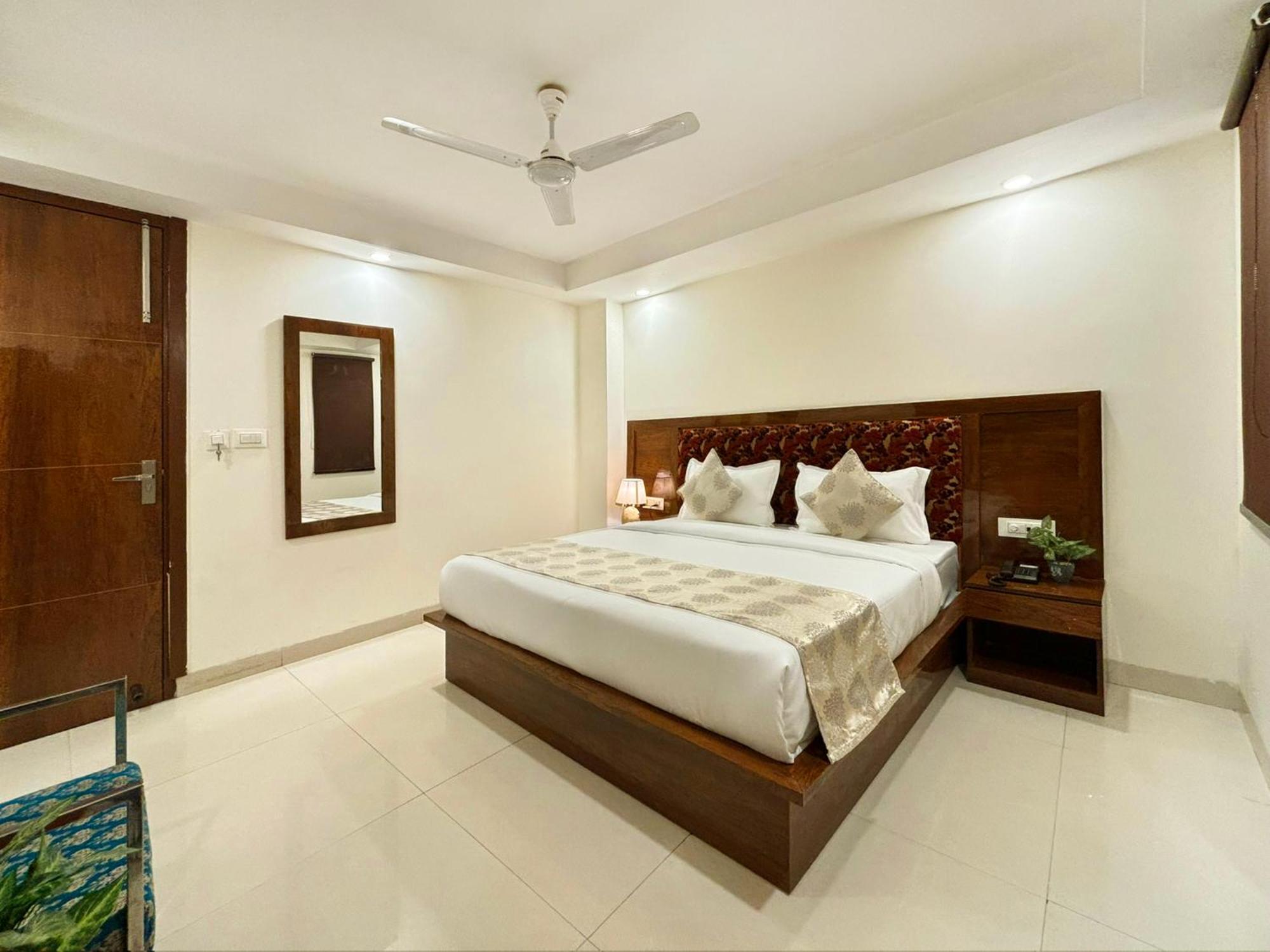 Hotel Emblem Suites- Near Delhi Airport New Delhi Ngoại thất bức ảnh