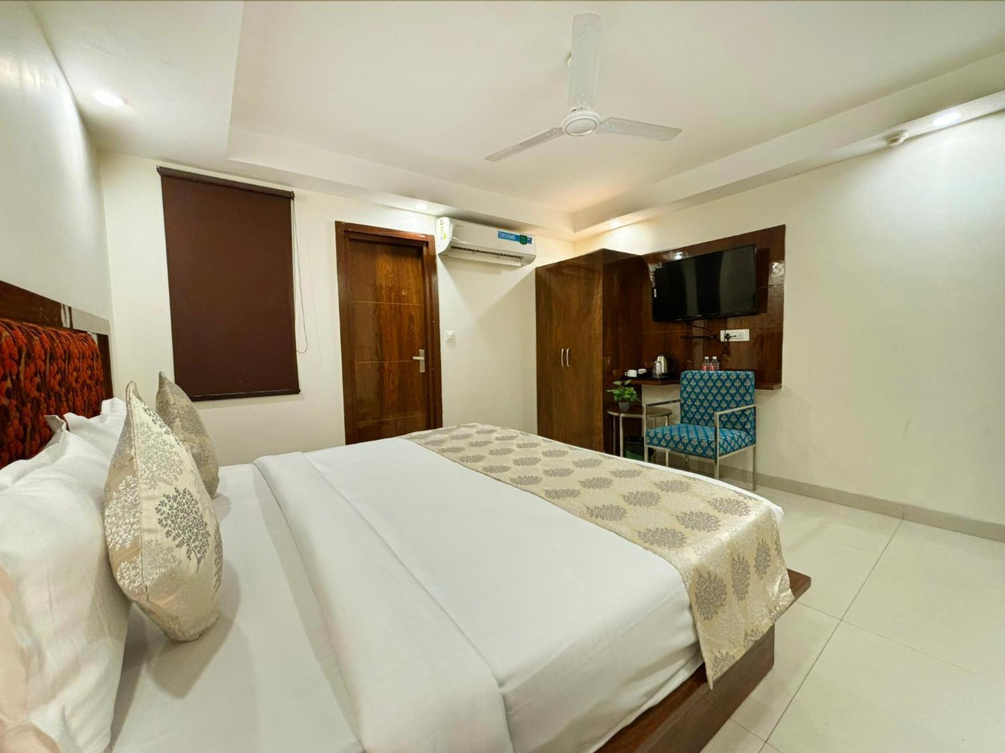 Hotel Emblem Suites- Near Delhi Airport New Delhi Ngoại thất bức ảnh