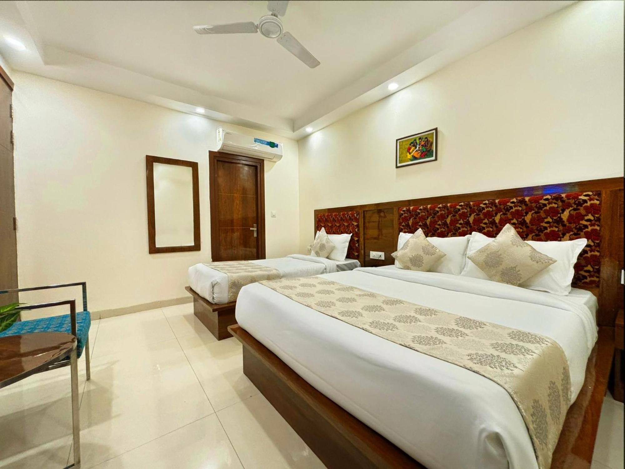 Hotel Emblem Suites- Near Delhi Airport New Delhi Ngoại thất bức ảnh